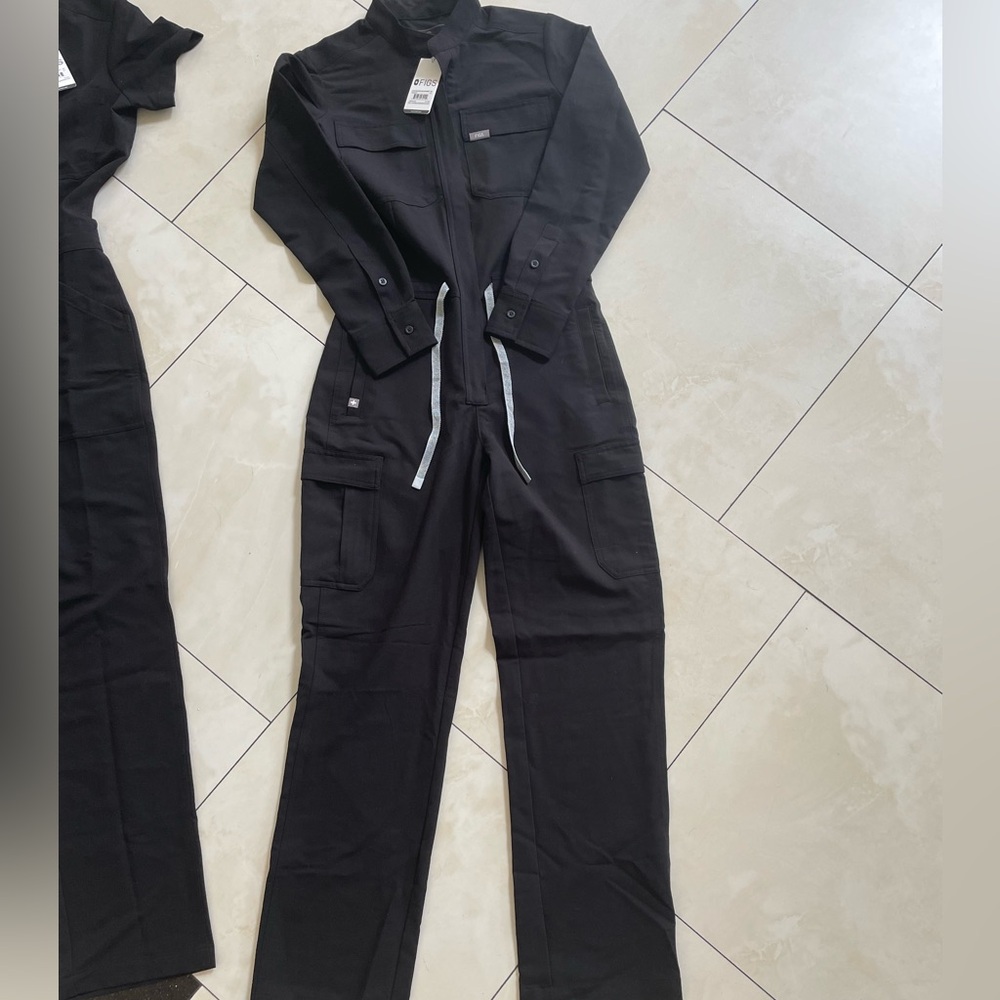 BRAND NEW Figs long sleeve cargo Scrub Jumpsuit in XS - never worn. With tags